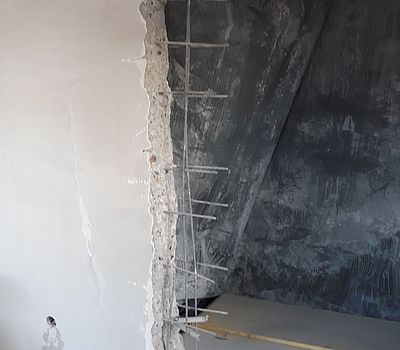 Freilegen der Bewehrung um einen Wanddurchbruch