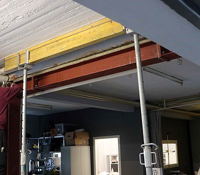 Stahlträger wird mit Stützen verschraubt