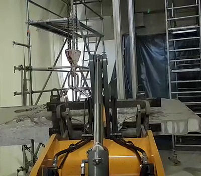 Verladung in Container mit Hilfe eines Radladers