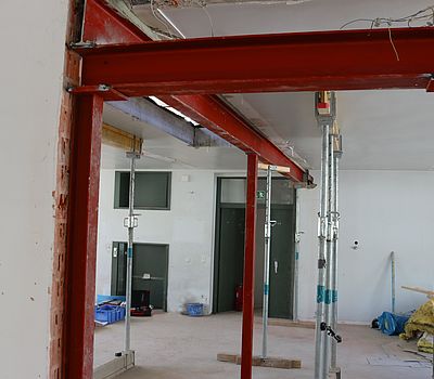 Stahlkonstruktion über Eck