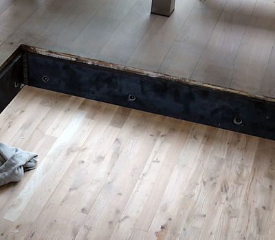 Deckendurchbruch in bewohnten Raum mit Parkettboden