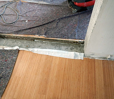 Schutz des Bodens bei Wanddurchbruch in bewohntem Raum