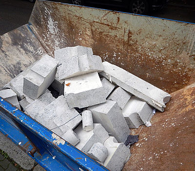 Betonsegmente in Baustoffconatiner