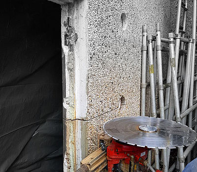 Mehrere Segmente werden aus der Betonwand geschnitten